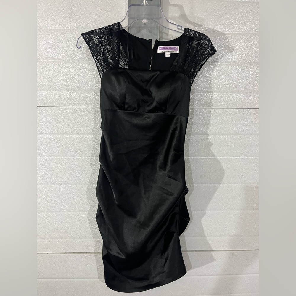 Hailey Logan by Adrianna papell zipper back lace top ruched dress size small